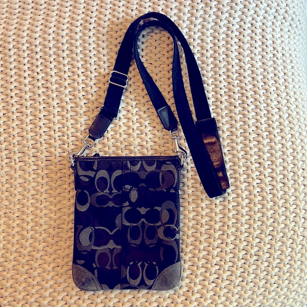 Coach Signature Crossbody - Picture 3 of 9